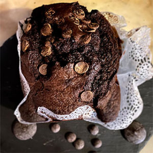 Magdalena grande de chocolate con virutas de chocolate negro y blanco